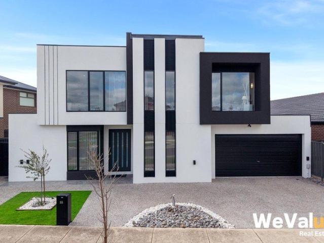 Grand Scale 7 Bedroom, 3 Kitchens Family Residence Approx. 55 Squares of Exceptional Living