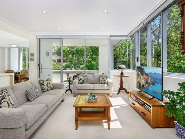 Grand scale apartment in Savannah in the heart of the village