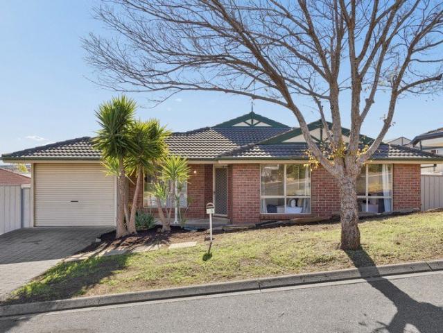 Grand Scale Family Living in a Desirable Coastal Fringe