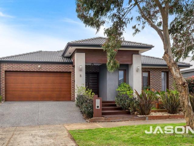 Grand Single Level Family Living in a Prime Location