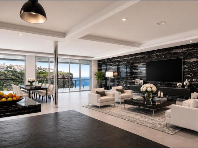 Grand size luxury penthouse with oceanfront views