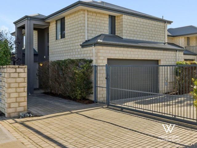 GRAND STREET FRONT TOWNHOUSE IN AN EXCELLENT CONVENIENT LOCATION!