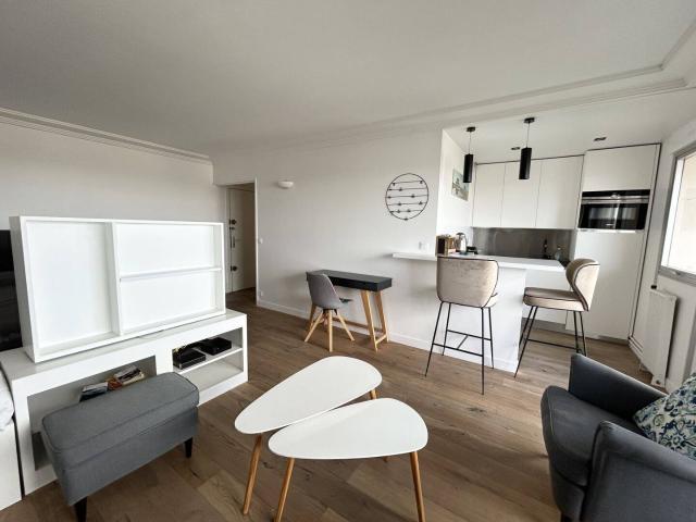 GRAND STUDIO COURBEVOIE AVENUE MARCEAU