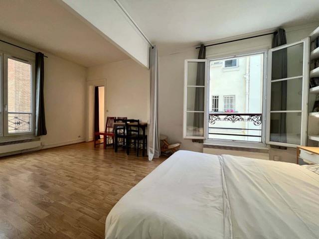 Grand studio Canal Saint Martin
