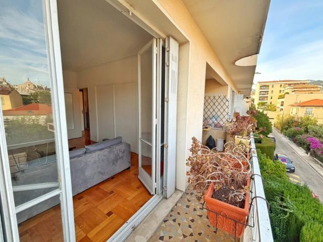 Grand studio au calme avec vue dégagée