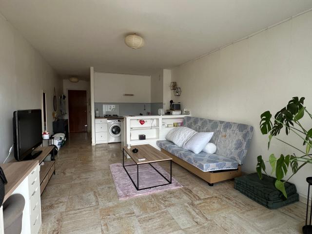 Grand studio avec balcon