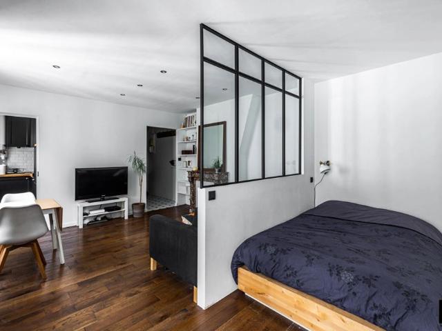 Grand studio avec coin chambre
