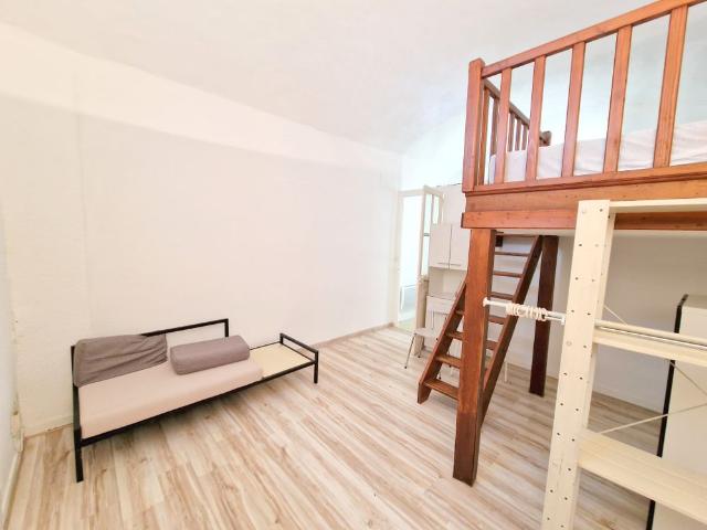 Grand studio de 28m2 en RDC S'ouvre sur la courette intérieure végétalisée Dispo le 31/07 !