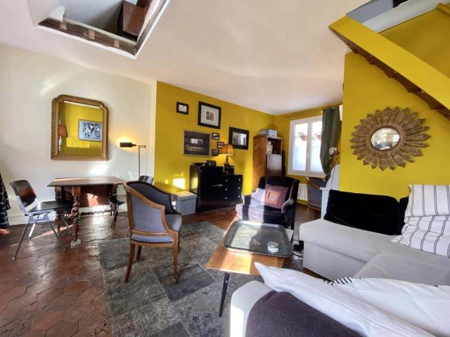 Grand studio de 34 m² avec coin chambre en mezzanine situé rue Rambuteau