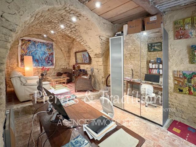 Grand studio de 34 m² dans maison en pierre