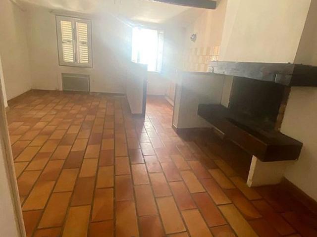 Grand studio de 40m2 a rafraichir. Rue du Petit Puits, quartie