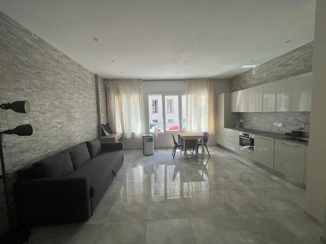 Grand studio en RDC entièrement rénové de 31 m2 à 2 pas de l'arr