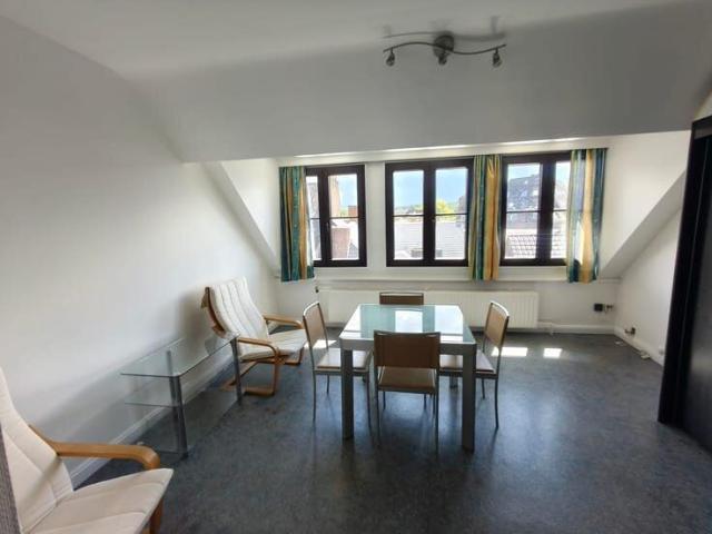 Grand studio indépendant au centre ville dans bel immeuble