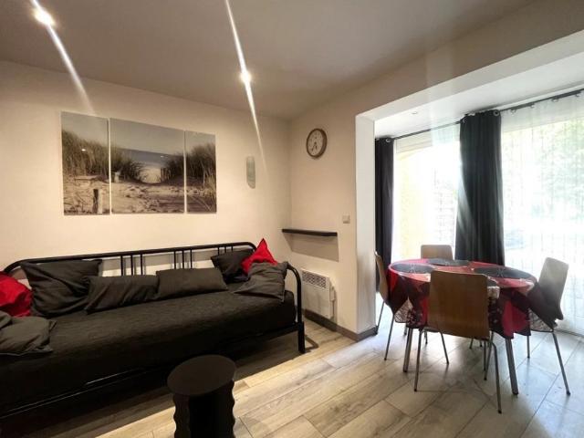 Grand studio meublé au village camarguais avec terrasse