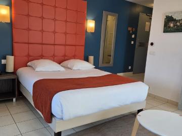 Grand studio meublé à louer au mois, 1300€
