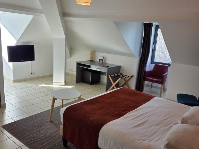 Grand studio meublé à louer au mois, 1300€