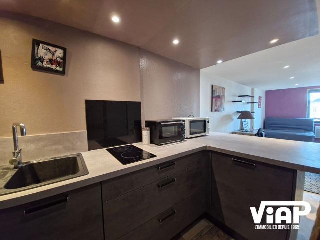 GRAND STUDIO MEUBLE DE 30 M2 QUARTIER CATHEDRALE