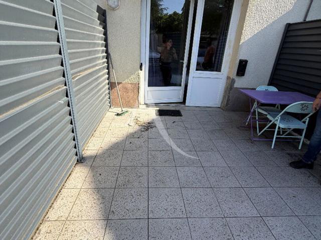 Grand studio meublé en rez de chaussée avec terrasse et stationnement