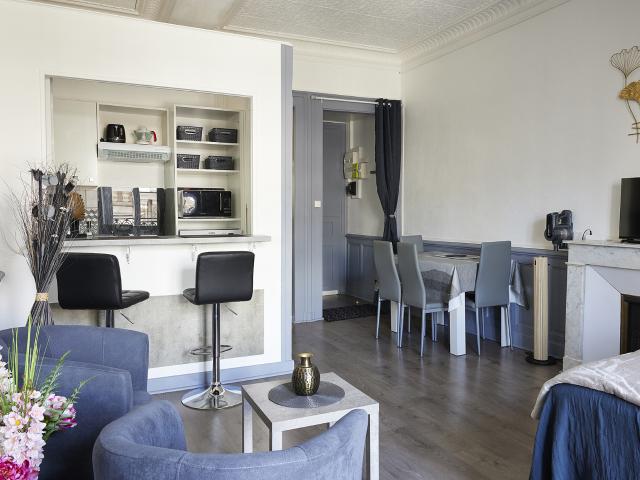 Grand Studio rénové avec cachet balcon hyper centre d'Aix les Bains