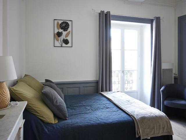 Grand Studio rénové avec cachet balcon hyper centre d'Aix les Bains
