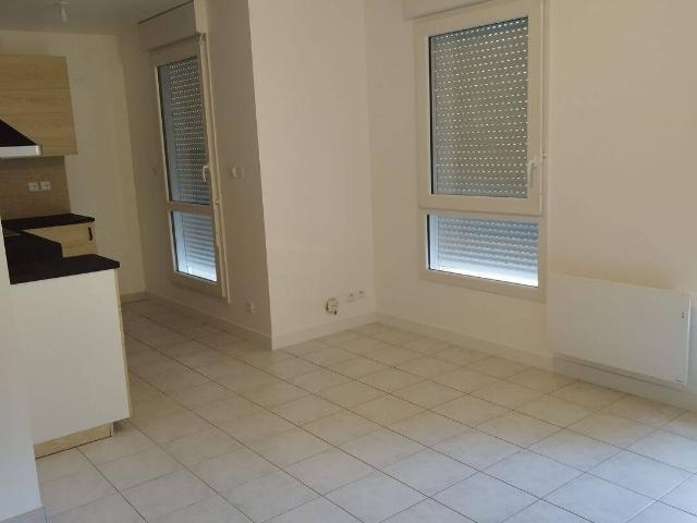 grand studio rénové avec petit balcon et place de stationnement