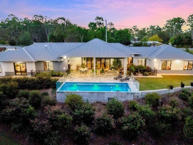 Grand, Stylish & Effortlessly Luxurious Acreage Living