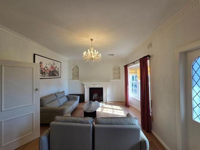 GRANDEUR LIVING IN BLUE CHIP BURNSIDE!
