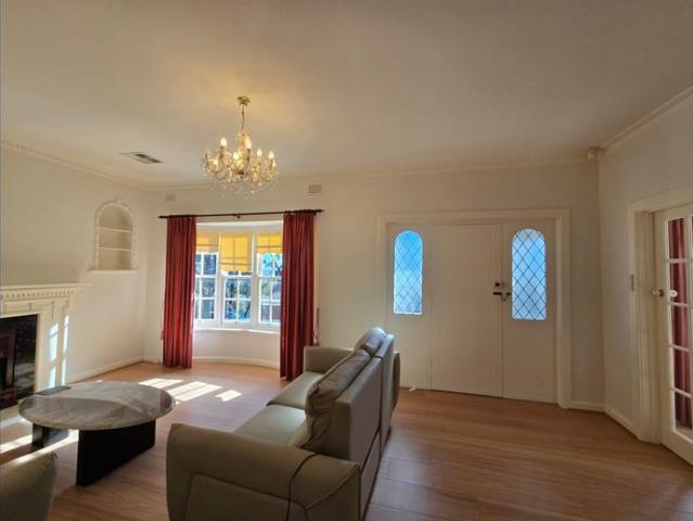 GRANDEUR LIVING IN BLUE CHIP BURNSIDE!