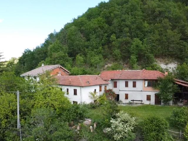 Grande cascina in pietra in posizione dominante 400m² Cartosio