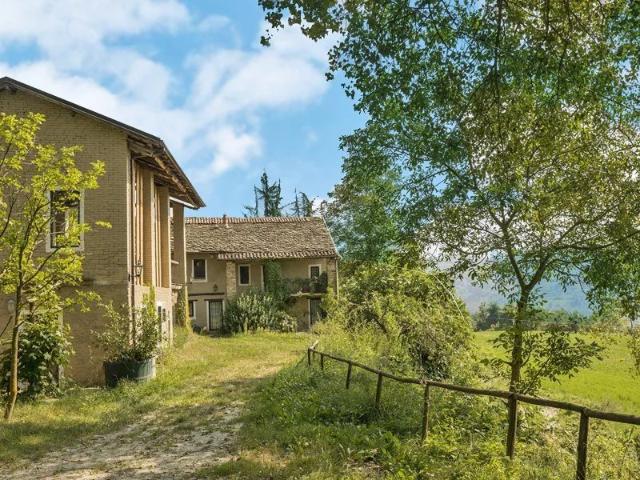 Grande cascinale circondato dal verde con terreno m² Murazzano