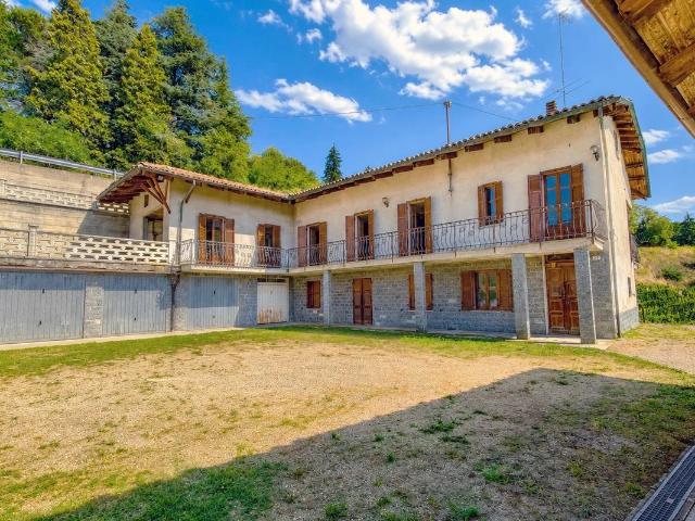 Grande cascinale con vigneti, dependance e oltre 3 ettari di. 510m² Mango