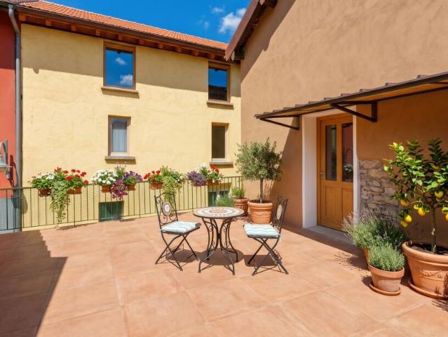 GRANDE CASA 7.5 LOCALI CON TERRAZZA E 2 POSTEGGI A LOPAGNO