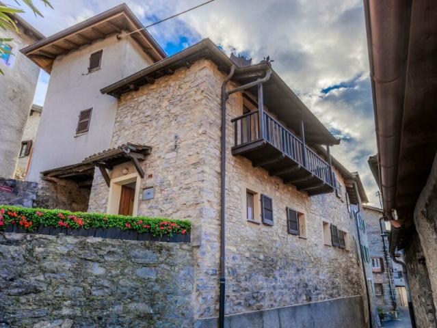 GRANDE CASA RUSTICA DI CHARME DI 4.5 LOCALI A CABBIO
