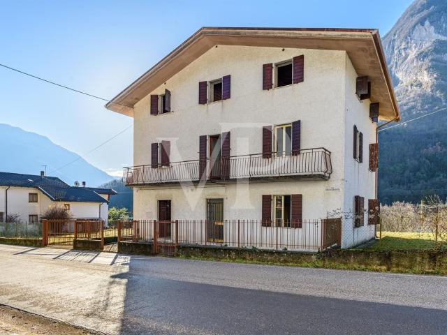 Grande abitazione unifamiliare con giardino da ristrutturare 260m² Pedemonte