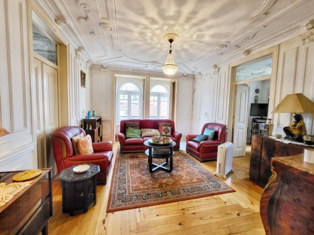 Grande apartamento, muito bem localizado, junto à Av. da Liberdade