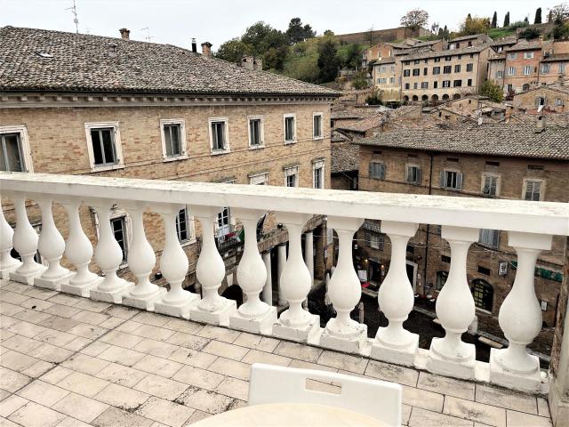 Grande appartamento con terrazzo esclusivo in Centro Storico 182m² Urbino