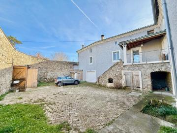 Grande bâtisse rénovée de 250 m2 avec dépendances et fort po