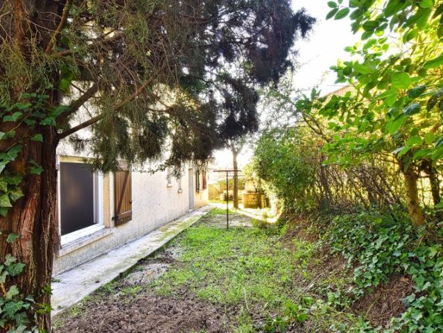 Grande demeure avec jardin et garage