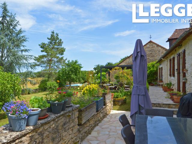 Grande ferme périgourdine restaurée de 7 chambres avec dépendances d'origine, piscine, gîte et vue