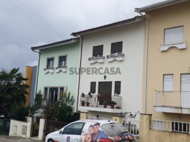 MORADIA T4 EM BANDA JUNTO AO HOSPITAL DE VILA REAL