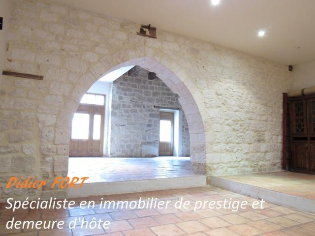 GRANDE MAISON MEDIEVALE DE VILLAGE ENTIEREMENT RENOVEE DPE EN B AVEC UNE PETITE MAISON QUI SERT DE GARAGE 290000