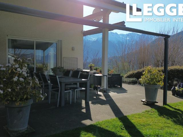 Grande maison moderne dans un village paisible, avec vue imprenable sur la vallée. Espaces de vie ouvert