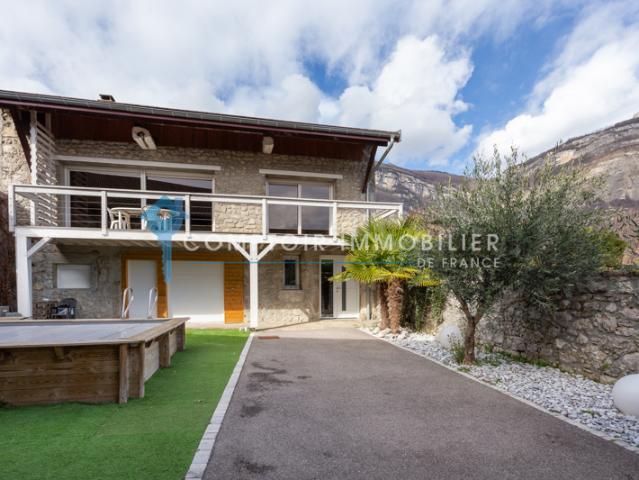 Grande maison atypique de 225 m2 sur 3 niveaux avec de gran