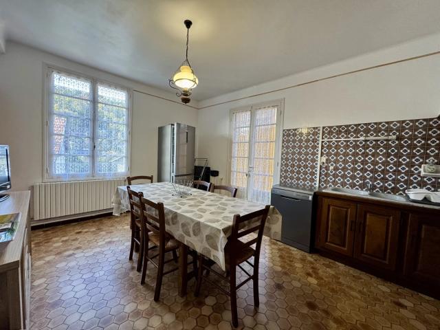 Grande maison avec atelier et grange