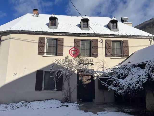 Grande maison avec dépendances à la montagne proche Aspet