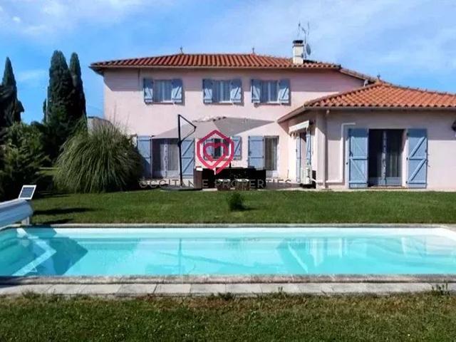 Grande maison avec piscine dans un petite village