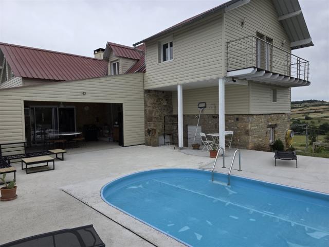 Grande maison avec piscine et vue. Ensemble sur 6007m². 200m² Saint Gengoux le National