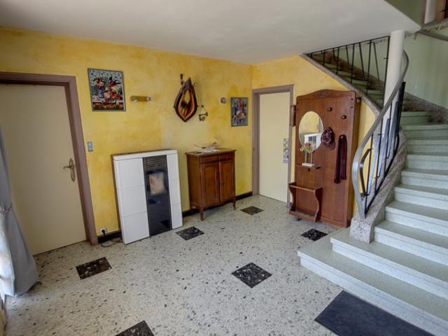 Grande maison avec plus de 150m2 de dépendances et près de 2