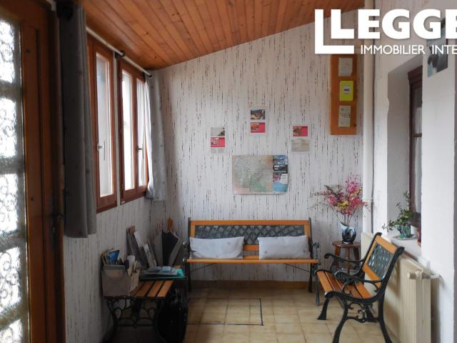 Grande maison avec trois appartements rénovés — emplacement idéal pour le tourisme