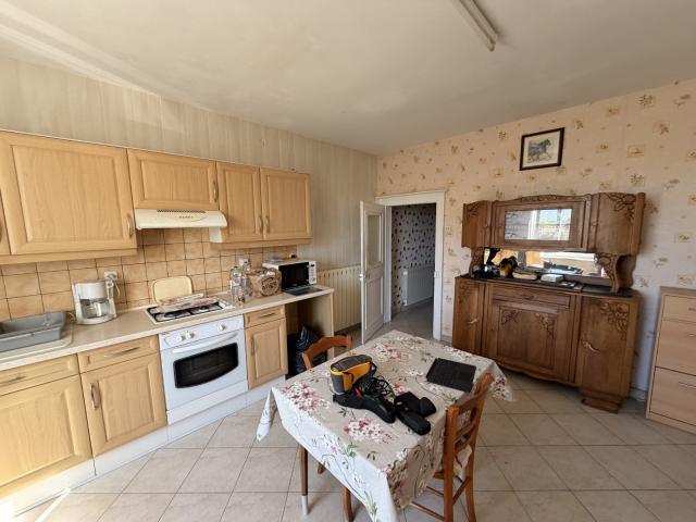 GRANDE MAISON avec un fort potentiel à vendre à CHAMBLEY BUISSIERE